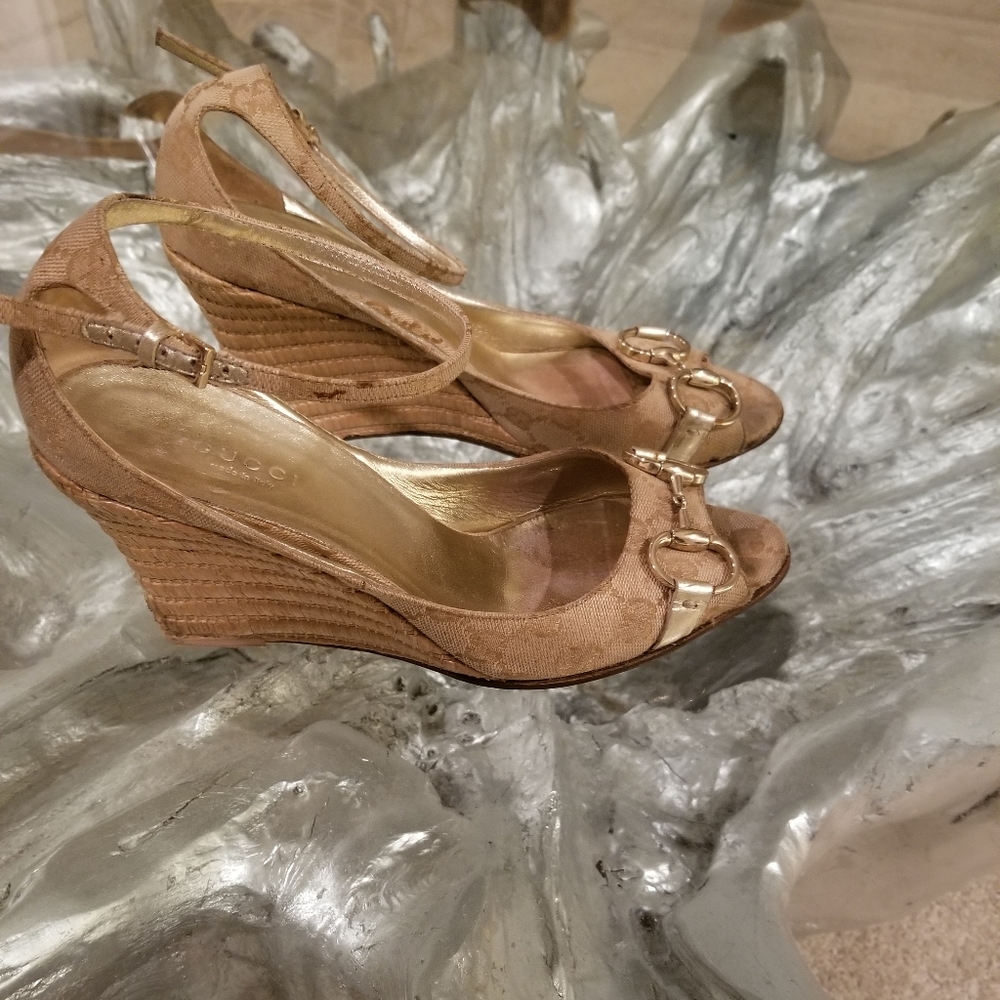 Authentic Gucci (8) Make An Offer!